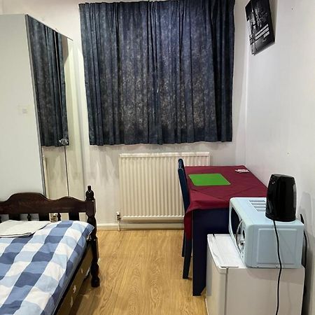 Comfortable Single Bedroom With Free On Site Parking キングストン・アポン・テムズ エクステリア 写真
