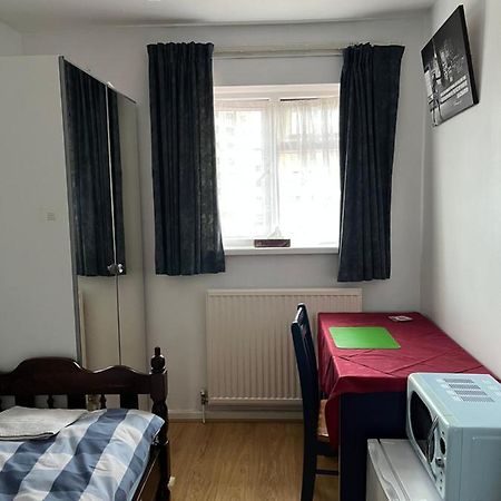 Comfortable Single Bedroom With Free On Site Parking キングストン・アポン・テムズ エクステリア 写真
