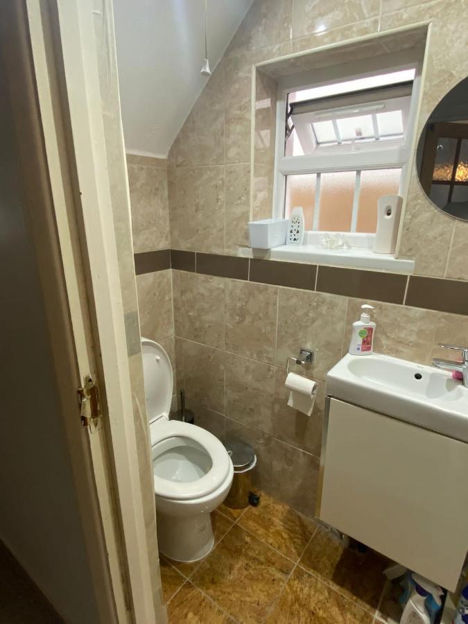 Comfortable Single Bedroom With Free On Site Parking キングストン・アポン・テムズ エクステリア 写真