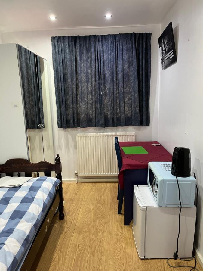 Comfortable Single Bedroom With Free On Site Parking キングストン・アポン・テムズ エクステリア 写真