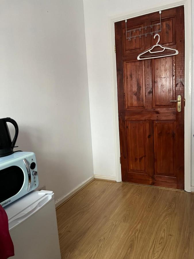 Comfortable Single Bedroom With Free On Site Parking キングストン・アポン・テムズ エクステリア 写真