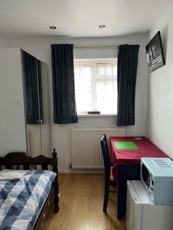 Comfortable Single Bedroom With Free On Site Parking キングストン・アポン・テムズ エクステリア 写真