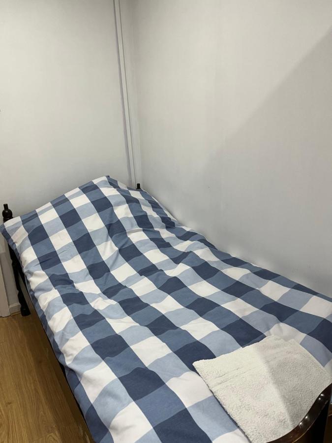 Comfortable Single Bedroom With Free On Site Parking キングストン・アポン・テムズ エクステリア 写真